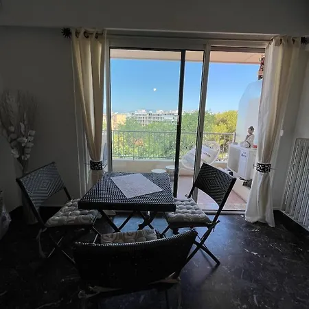 In The Heart Of Les Pins Sea View * Жуан-ле-Пен
